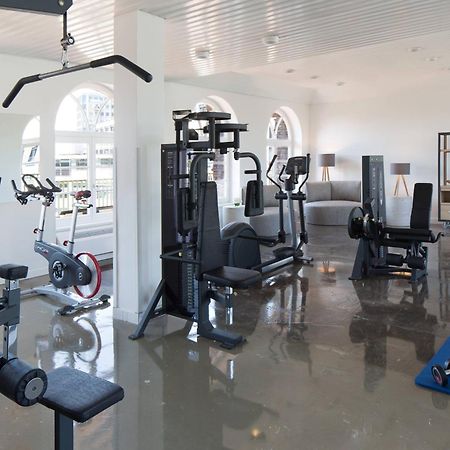 Renaissance Hamburg Hotel Bagian luar foto A home gym