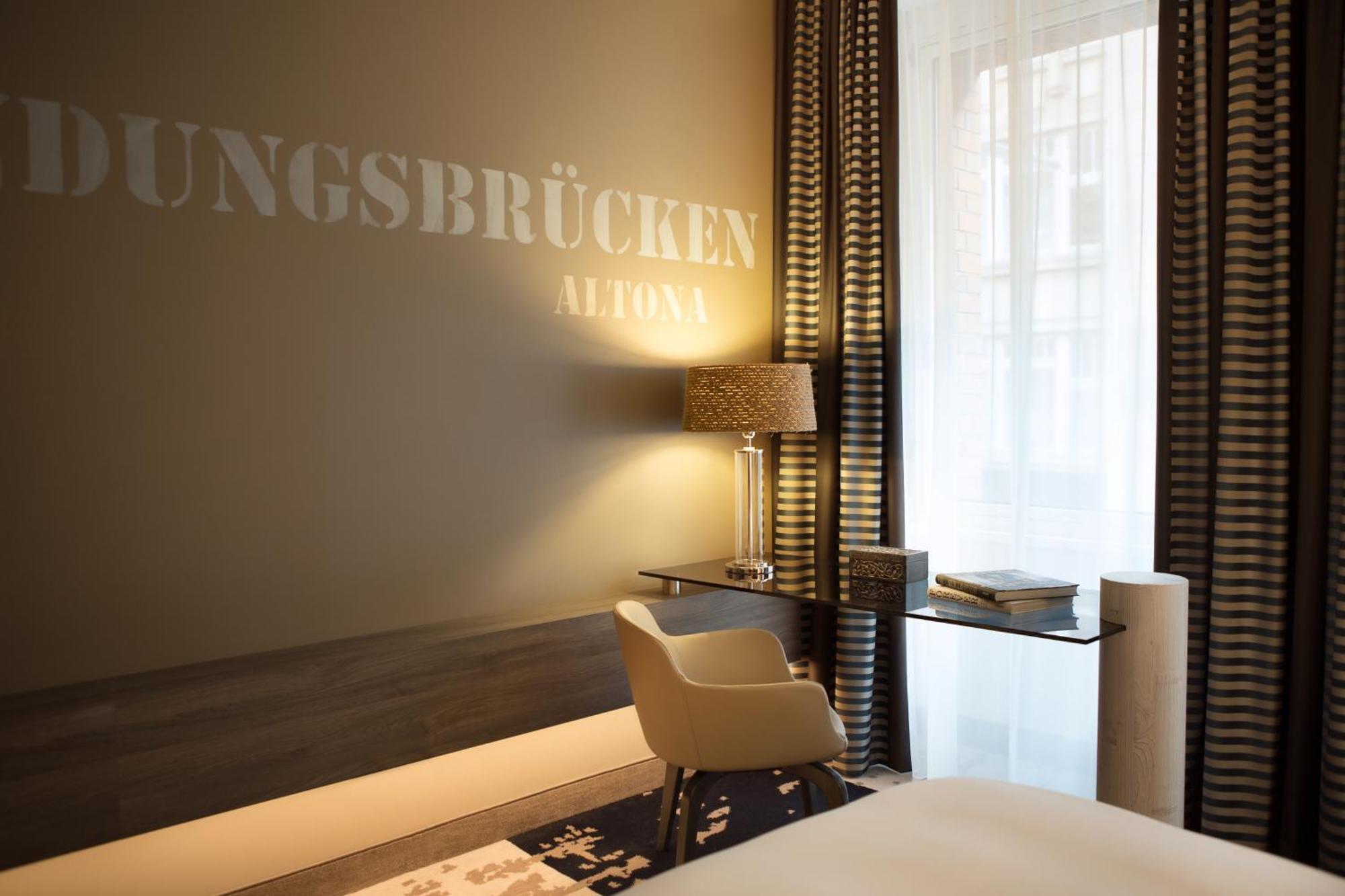 Renaissance Hamburg Hotel Bagian luar foto A room at the hotel
