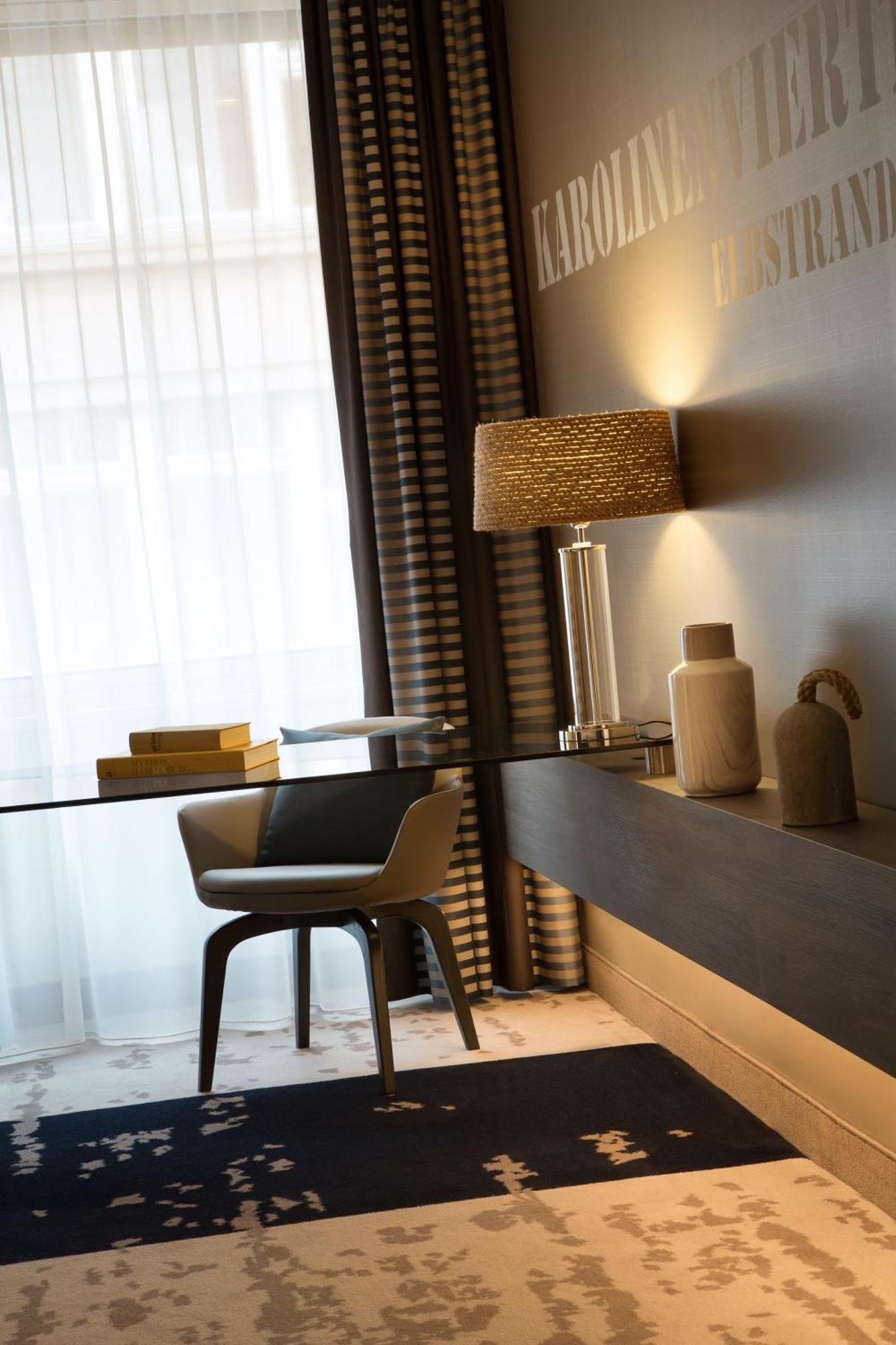 Renaissance Hamburg Hotel Bagian luar foto A table lamp