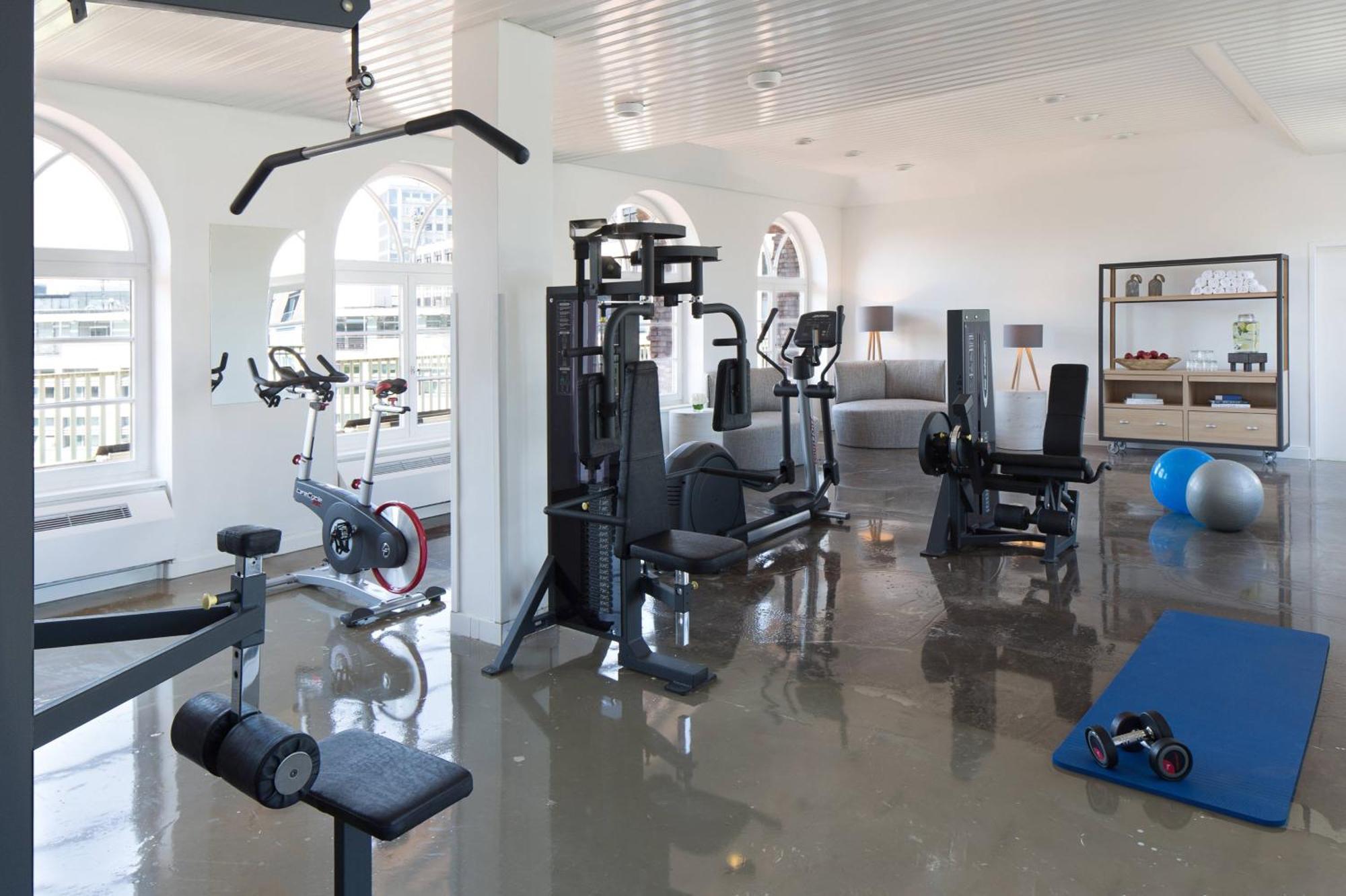 Renaissance Hamburg Hotel Bagian luar foto A home gym