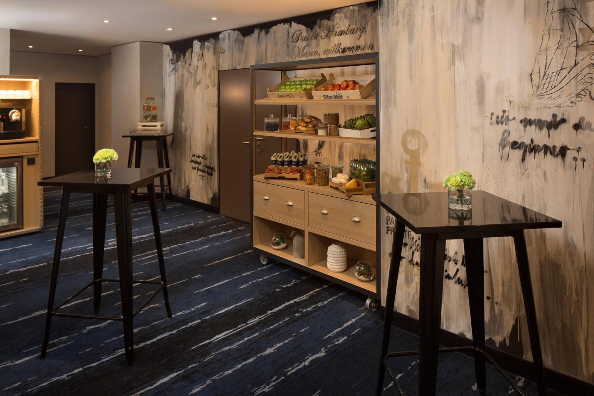 Renaissance Hamburg Hotel Bagian luar foto The lounge at the airport