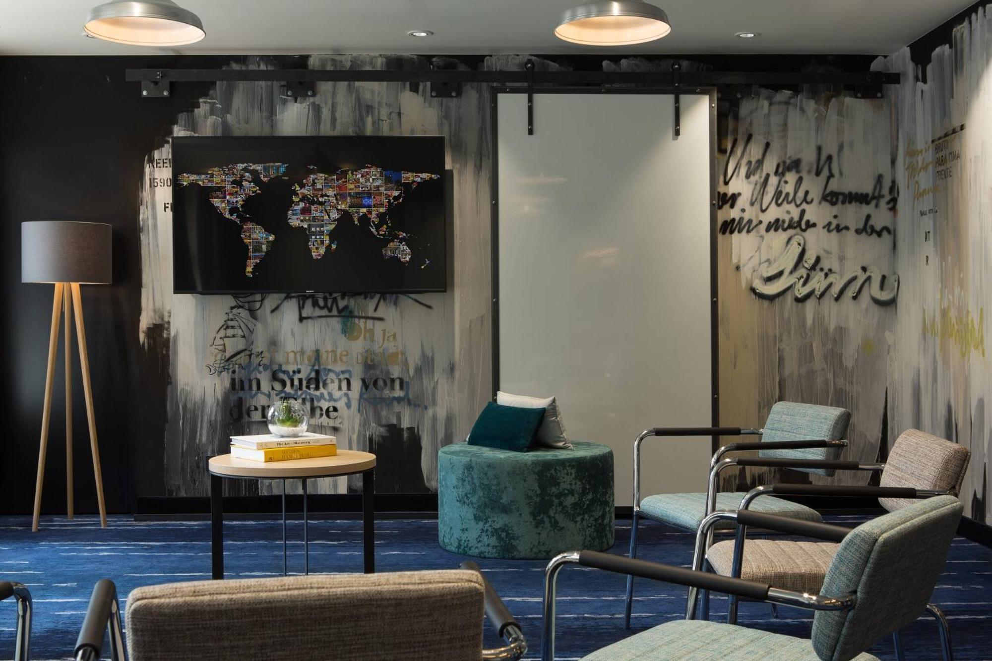 Renaissance Hamburg Hotel Bagian luar foto The lounge at the airport
