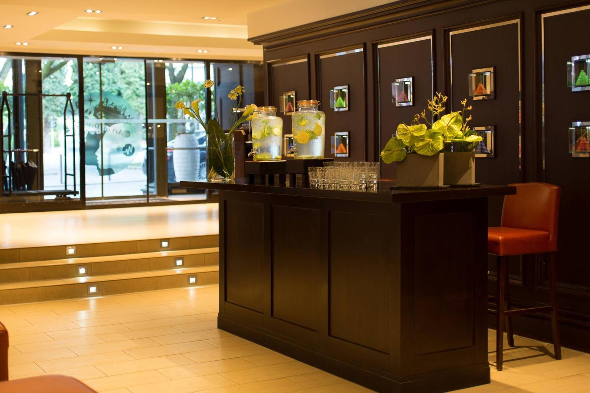 Renaissance Hamburg Hotel Bagian luar foto The bar at the hotel