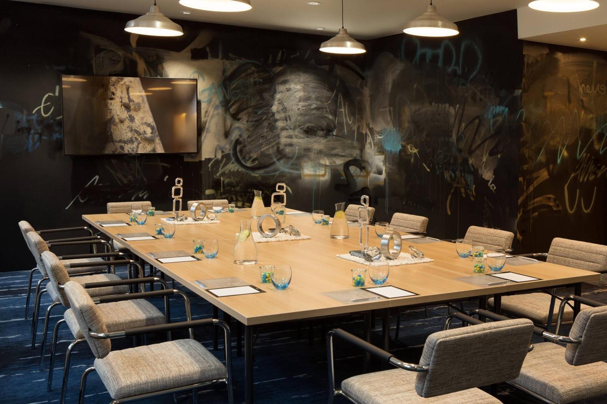 Renaissance Hamburg Hotel Bagian luar foto The boardroom at the National Football Museum