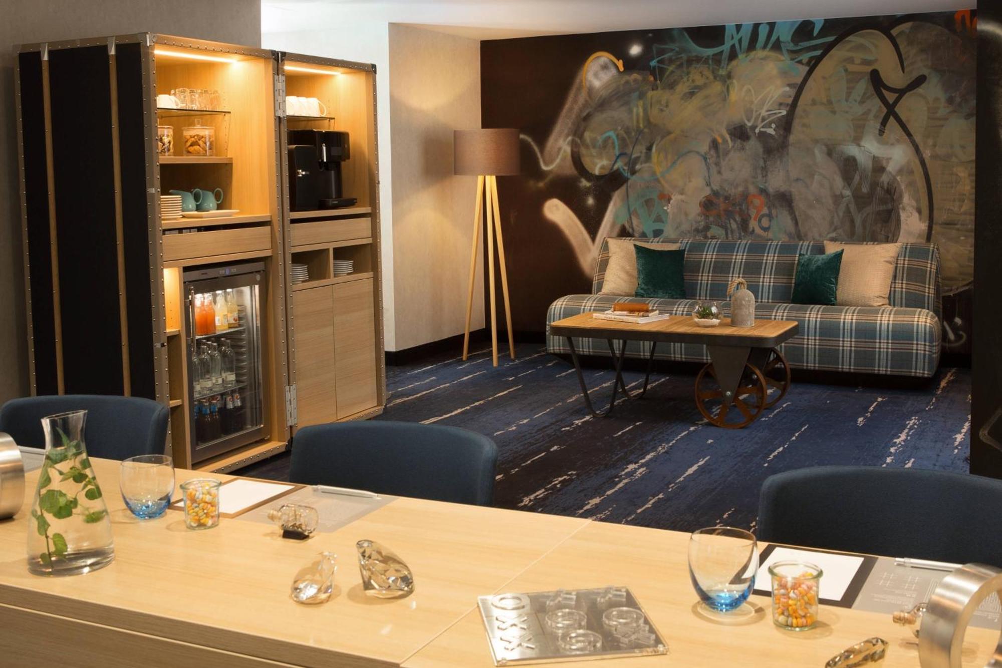 Renaissance Hamburg Hotel Bagian luar foto A suite at the hotel