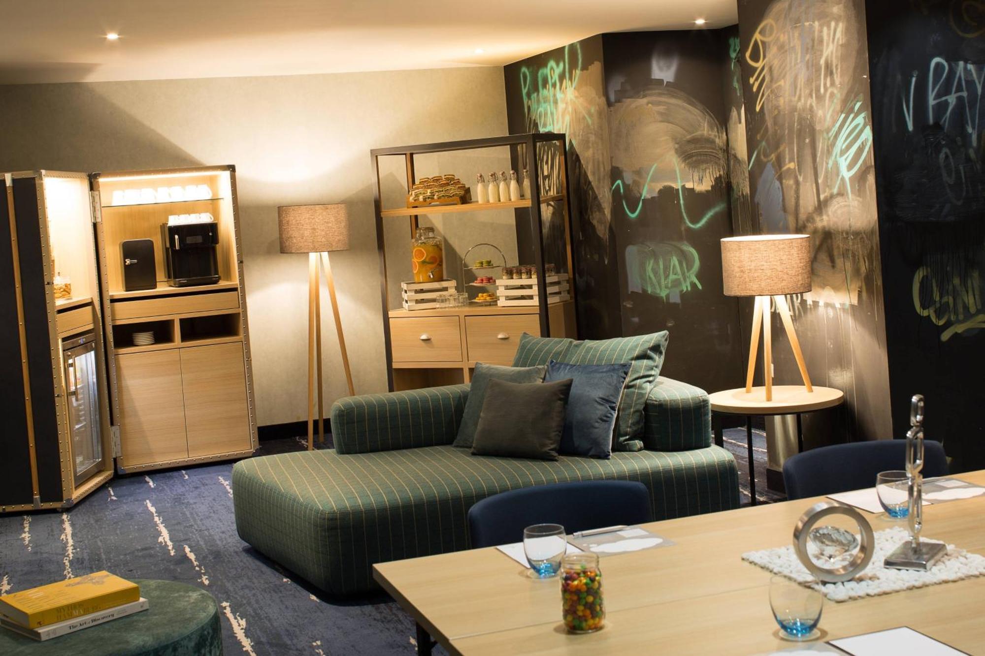 Renaissance Hamburg Hotel Bagian luar foto A suite at the hotel