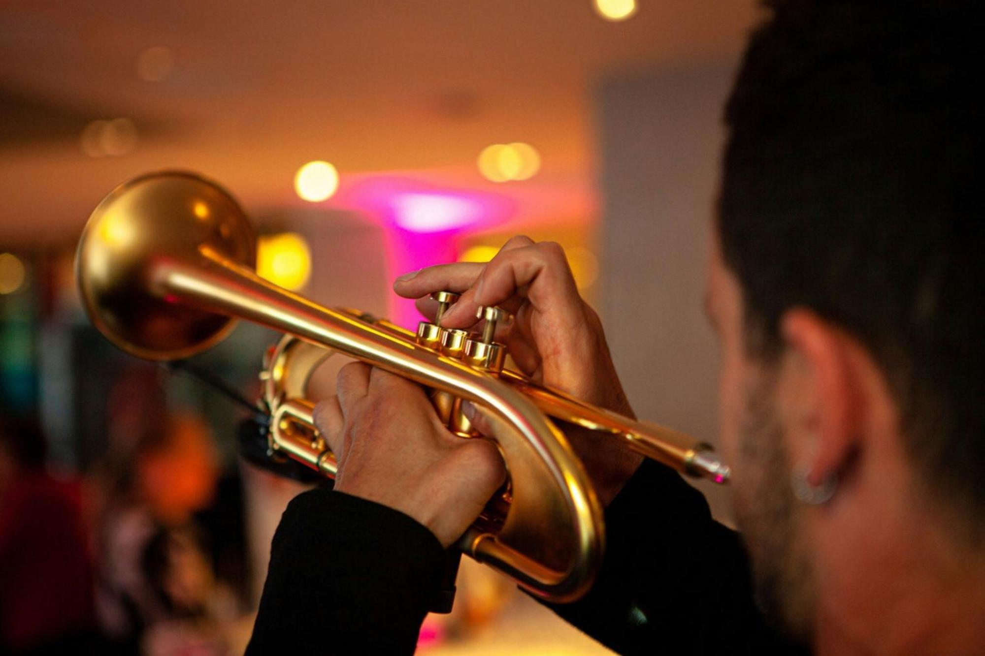 Renaissance Hamburg Hotel Bagian luar foto A trumpet player