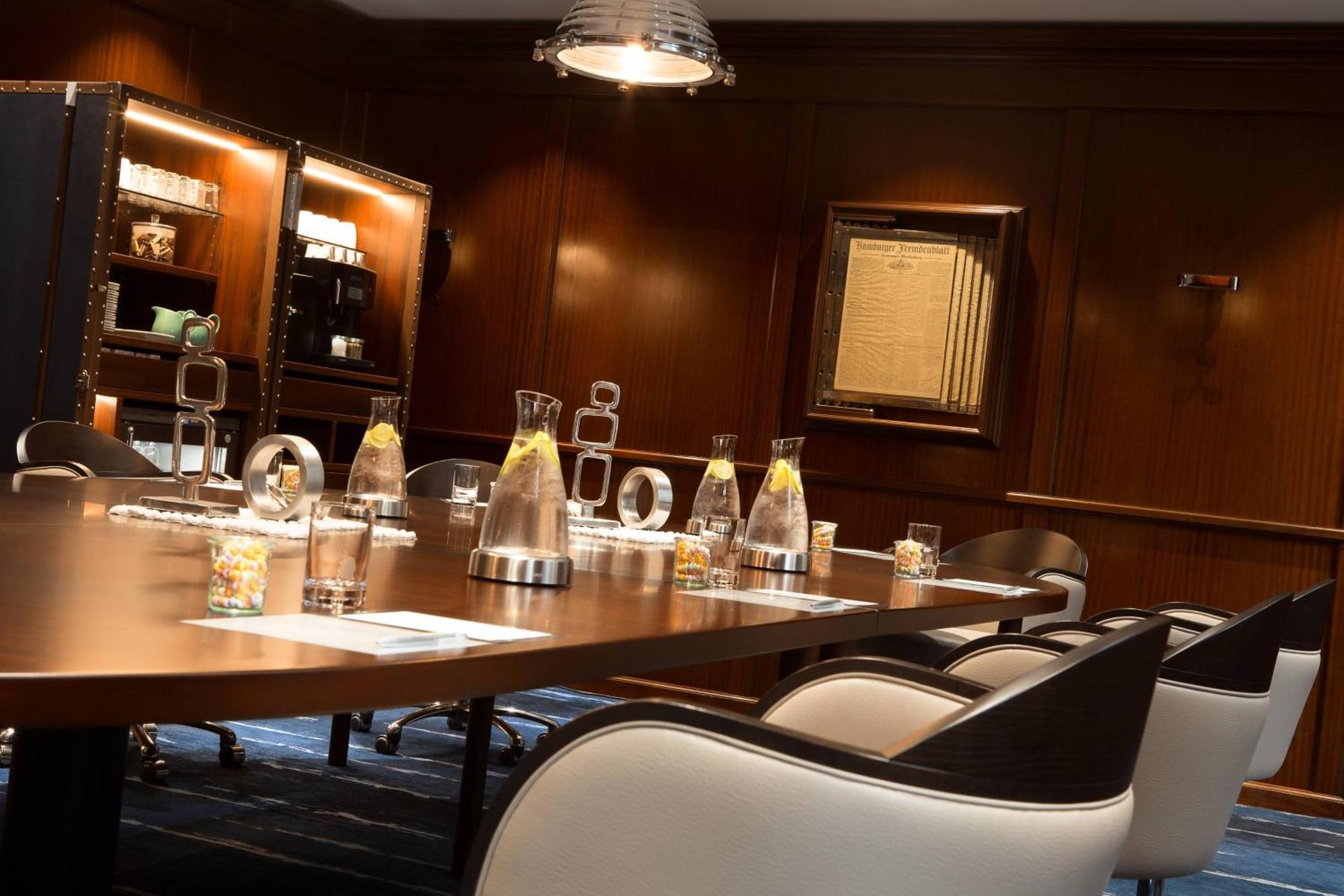 Renaissance Hamburg Hotel Bagian luar foto The boardroom of the yacht