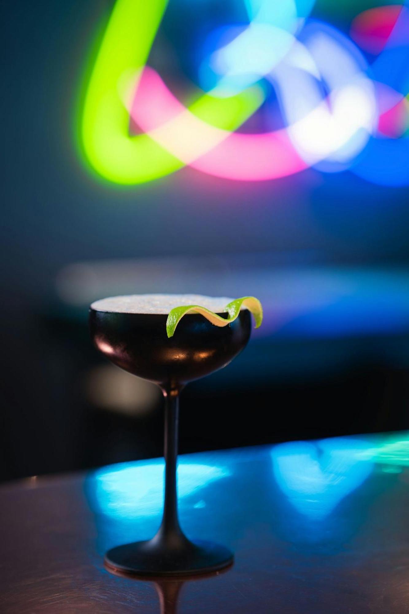 Renaissance Hamburg Hotel Bagian luar foto A grasshopper cocktail