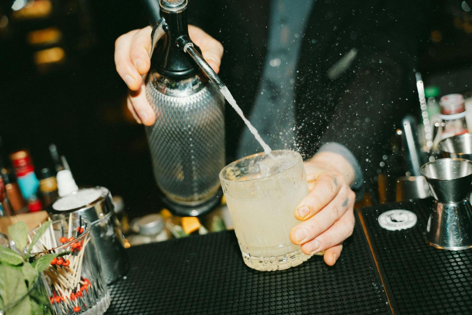 Renaissance Hamburg Hotel Bagian luar foto Soda siphon in use