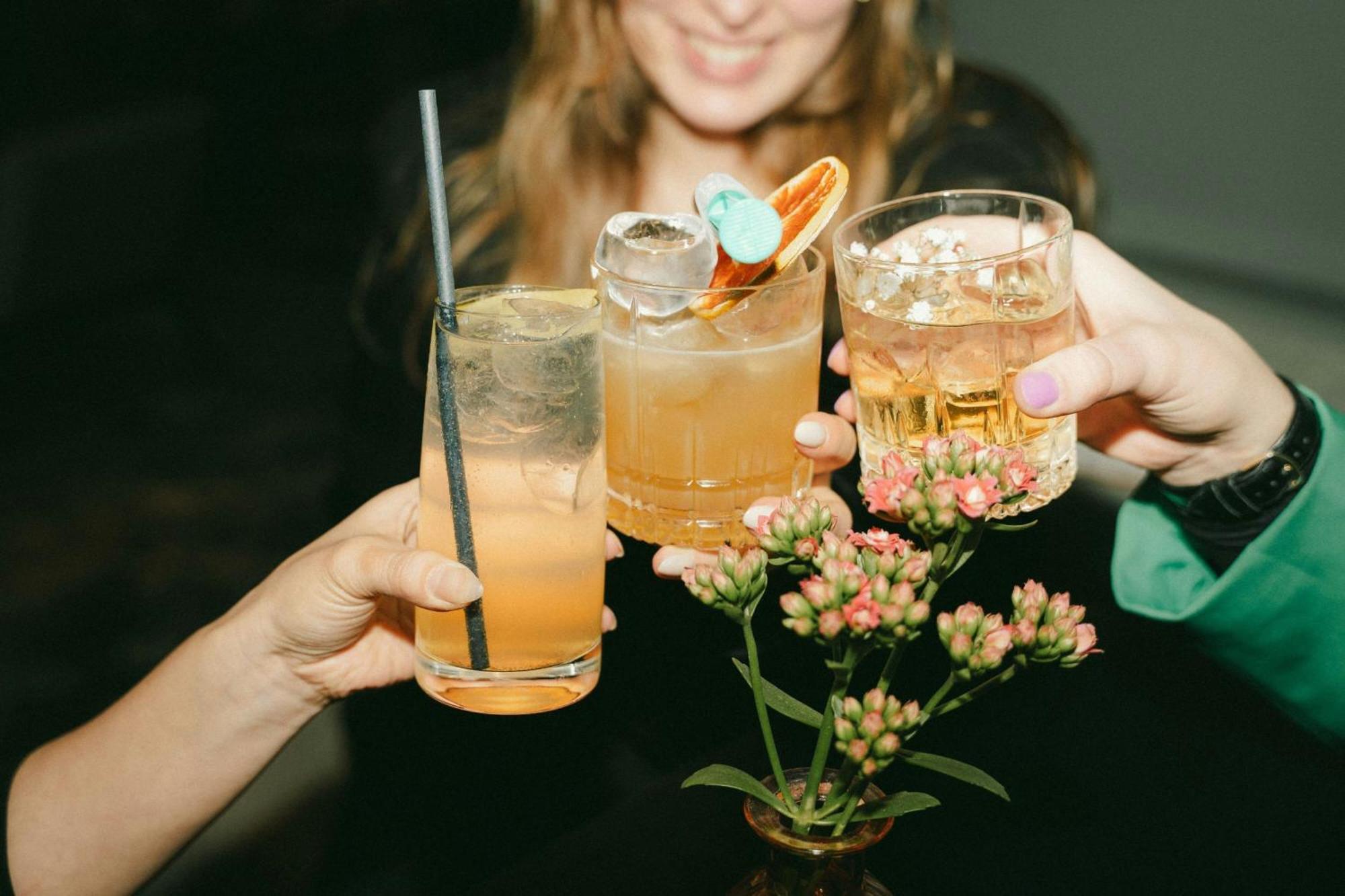 Renaissance Hamburg Hotel Bagian luar foto A toast with cocktails