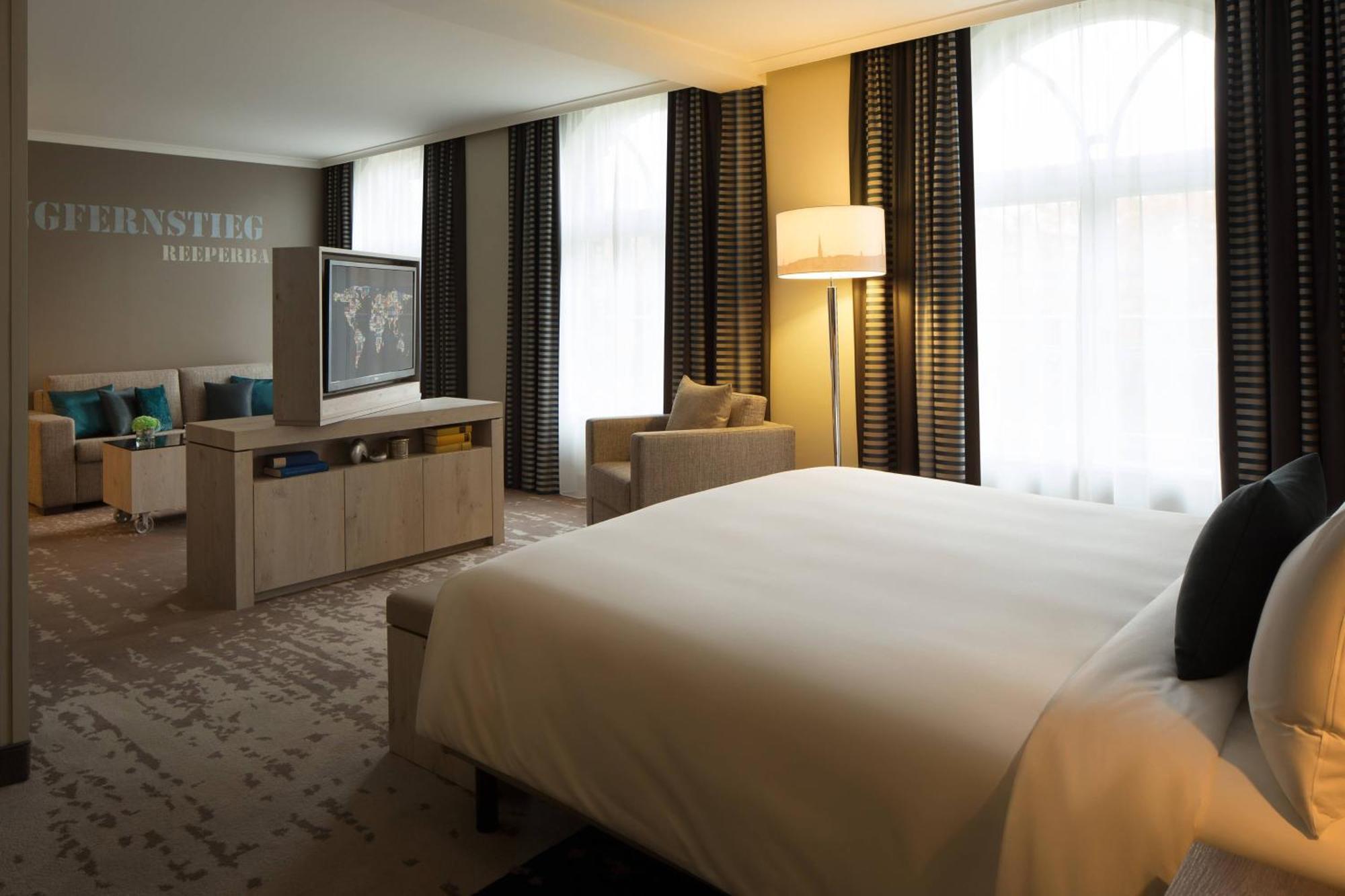 Renaissance Hamburg Hotel Bagian luar foto A room at the hotel