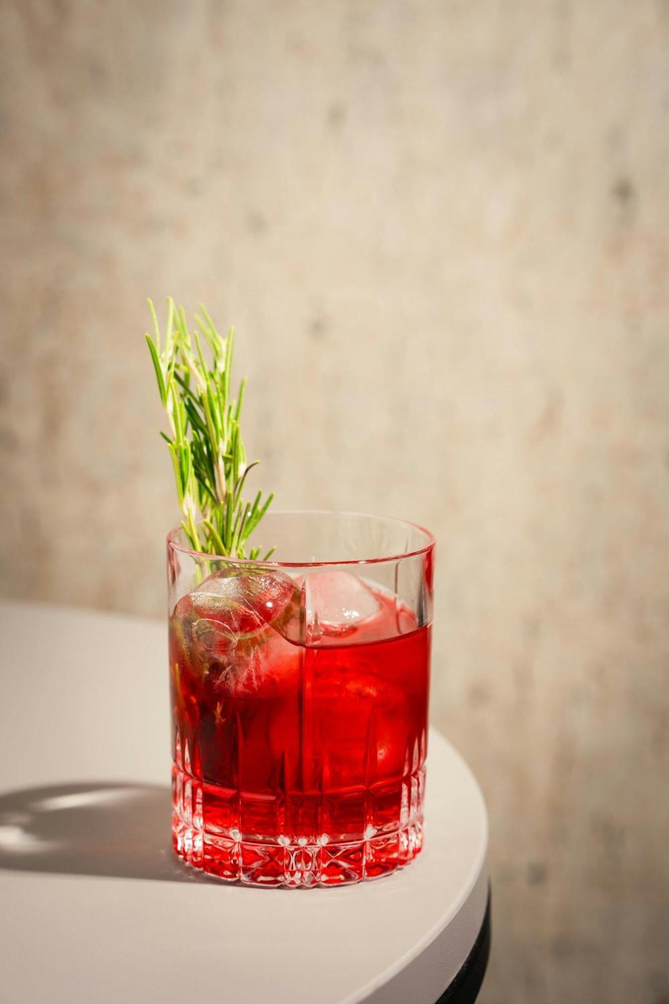 Renaissance Hamburg Hotel Bagian luar foto A Negroni garnished with a sprig of rosemary