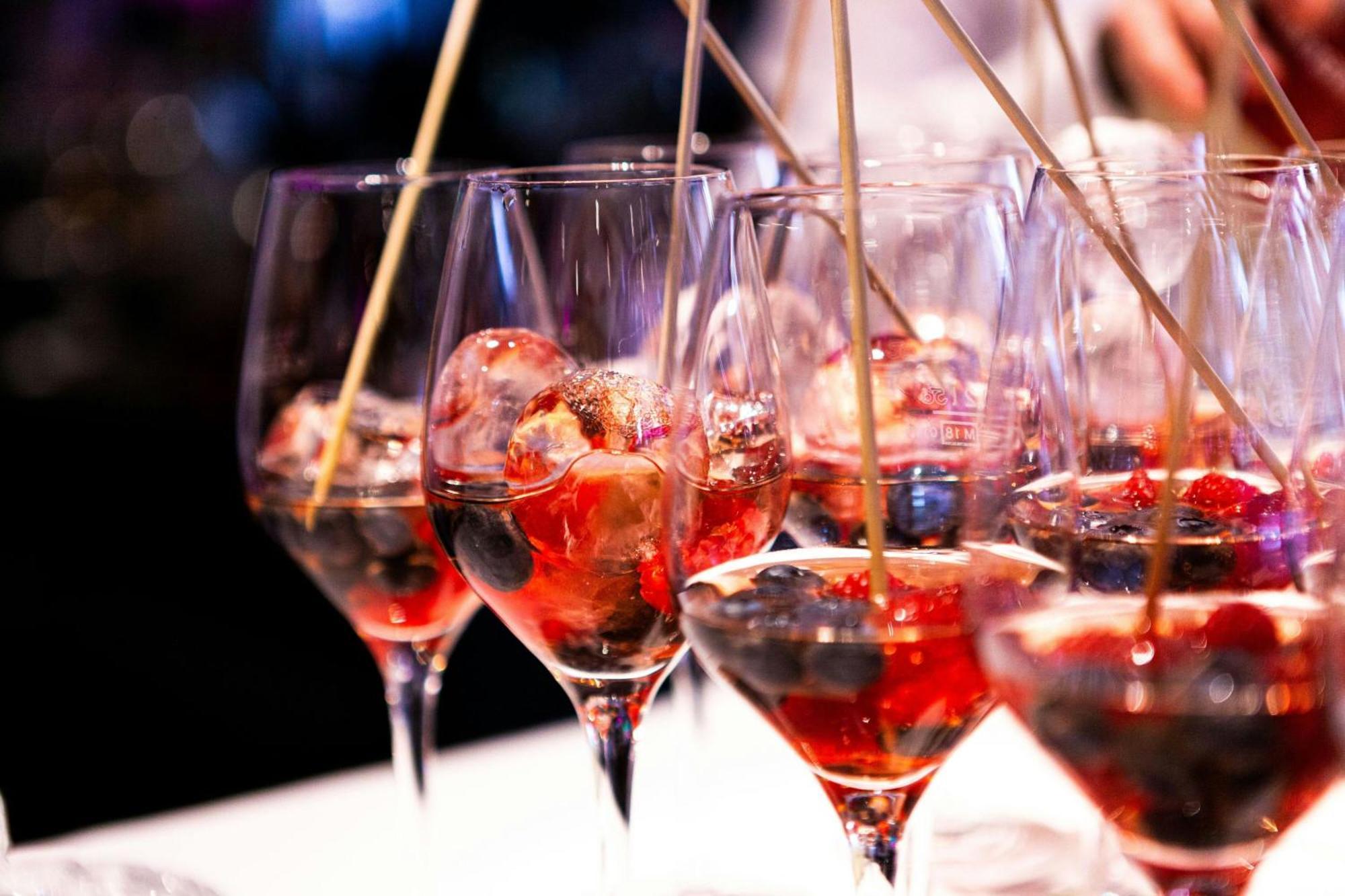 Renaissance Hamburg Hotel Bagian luar foto A row of cocktails
