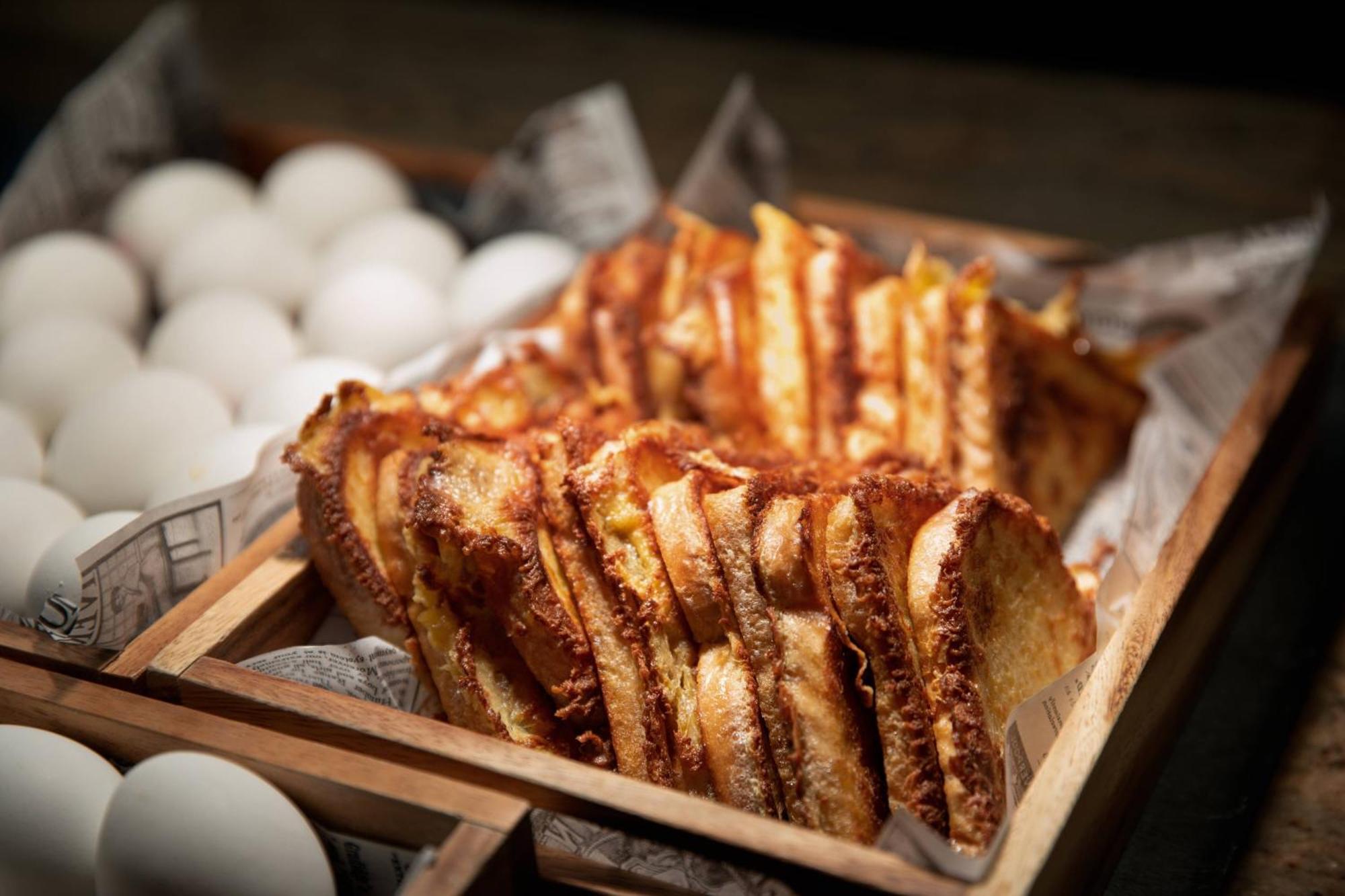 Renaissance Hamburg Hotel Bagian luar foto French toast