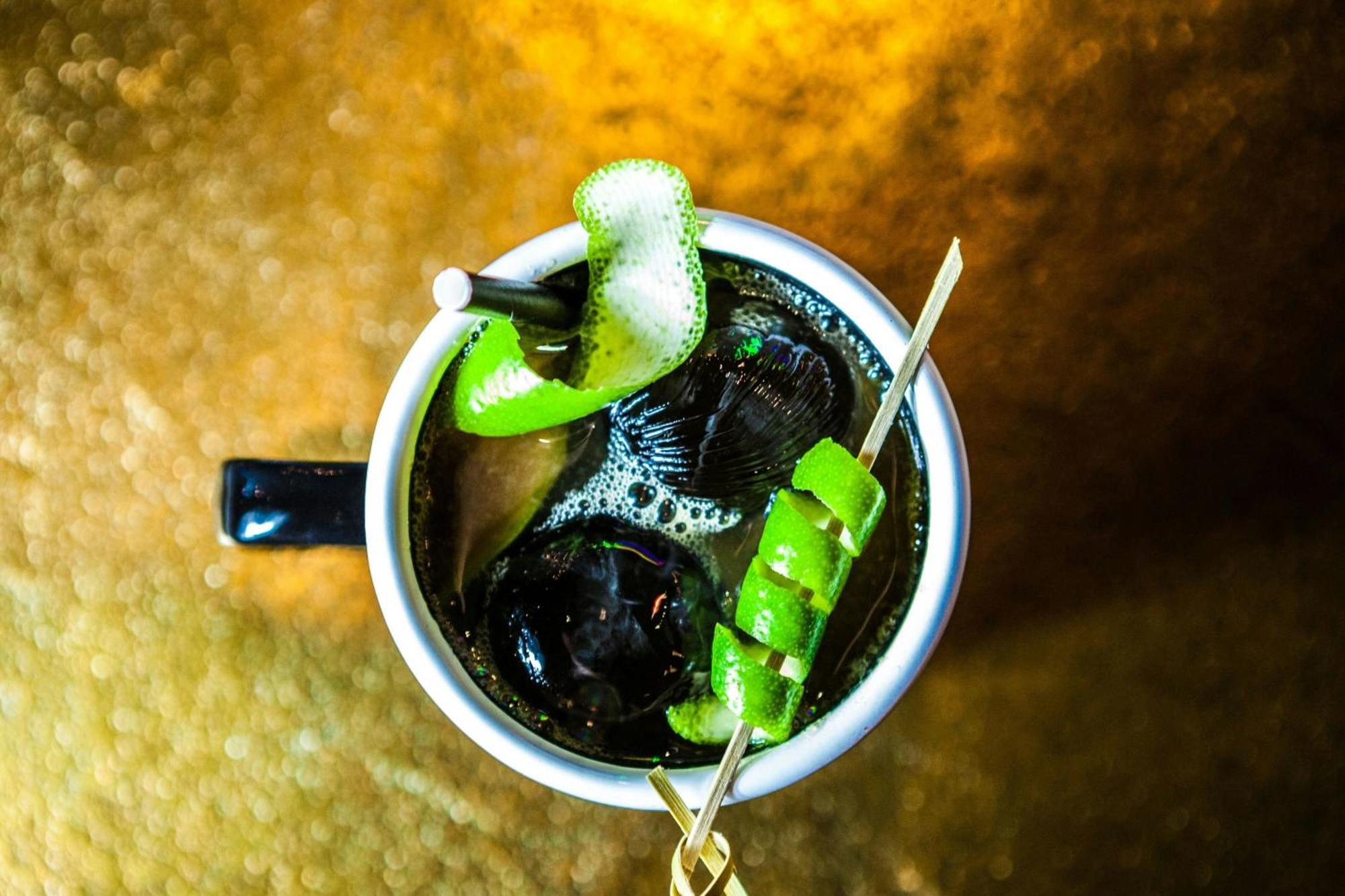 Renaissance Hamburg Hotel Bagian luar foto A cup of coffee with a twist of lime