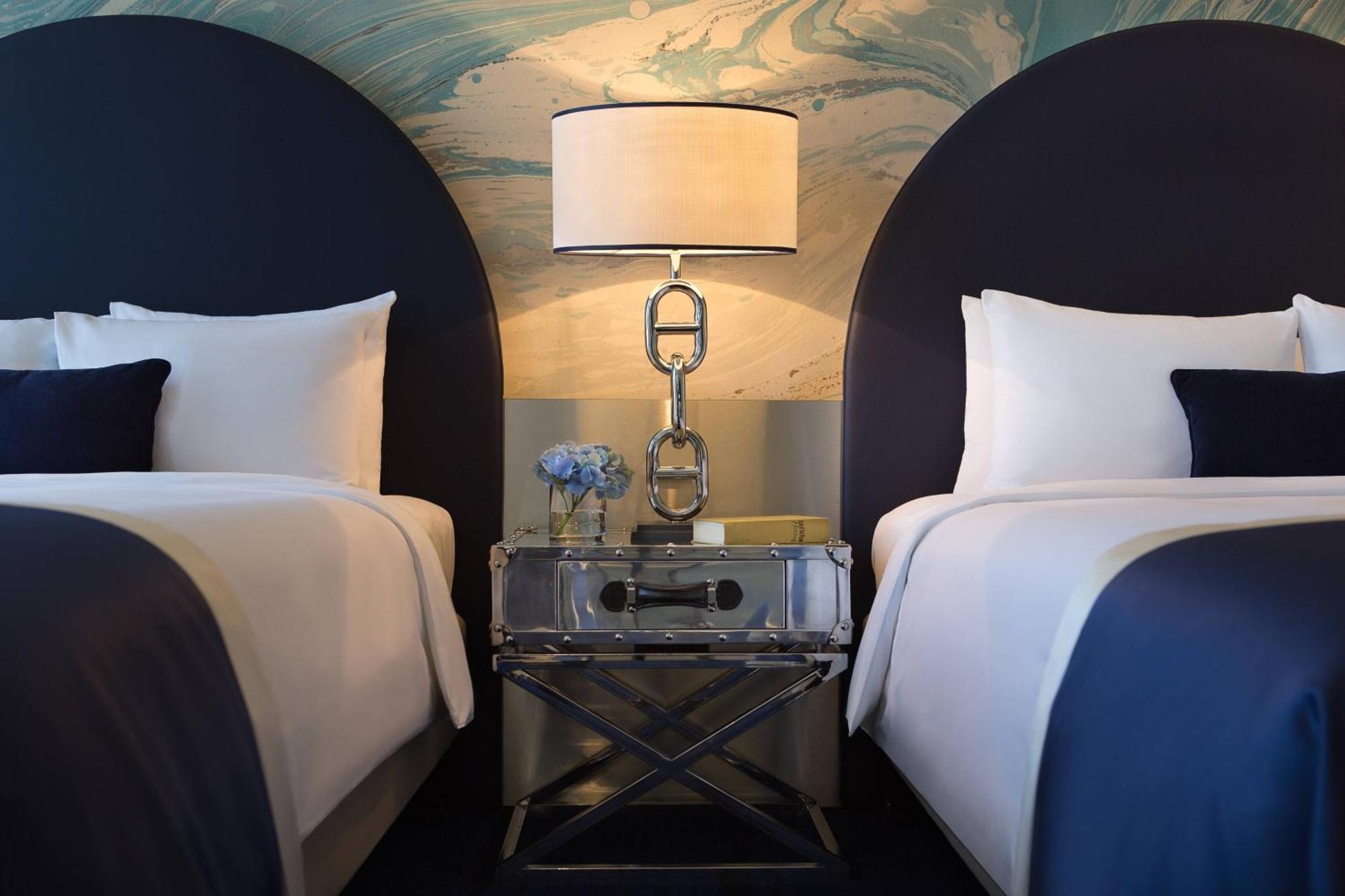 Renaissance Hamburg Hotel Bagian luar foto A guest room at the Hotel Indigo