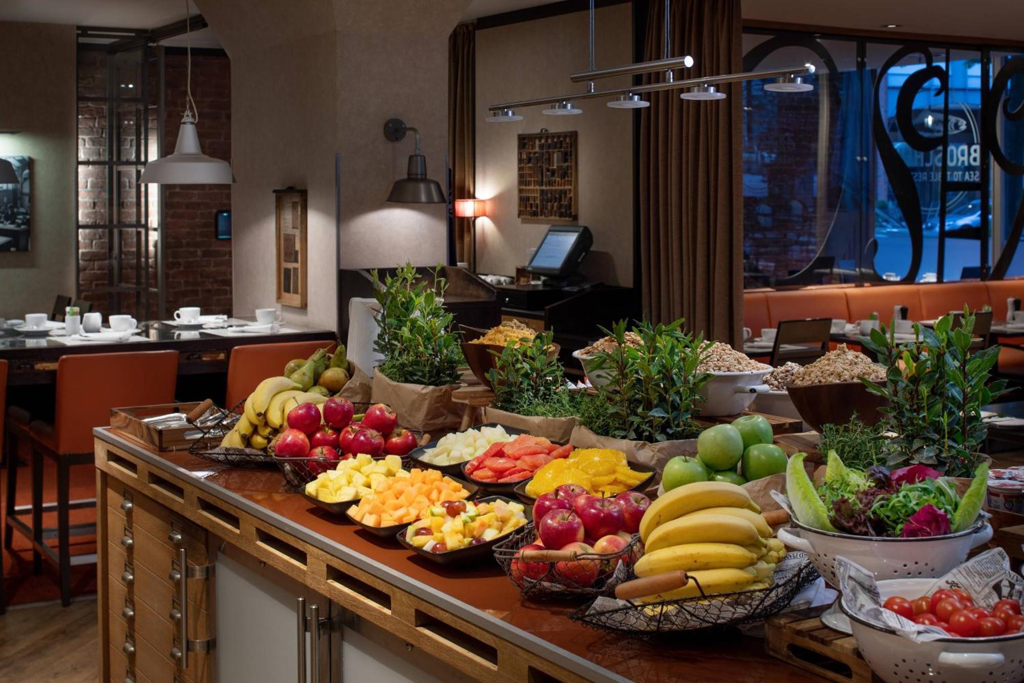 Renaissance Hamburg Hotel Bagian luar foto A buffet at a hotel