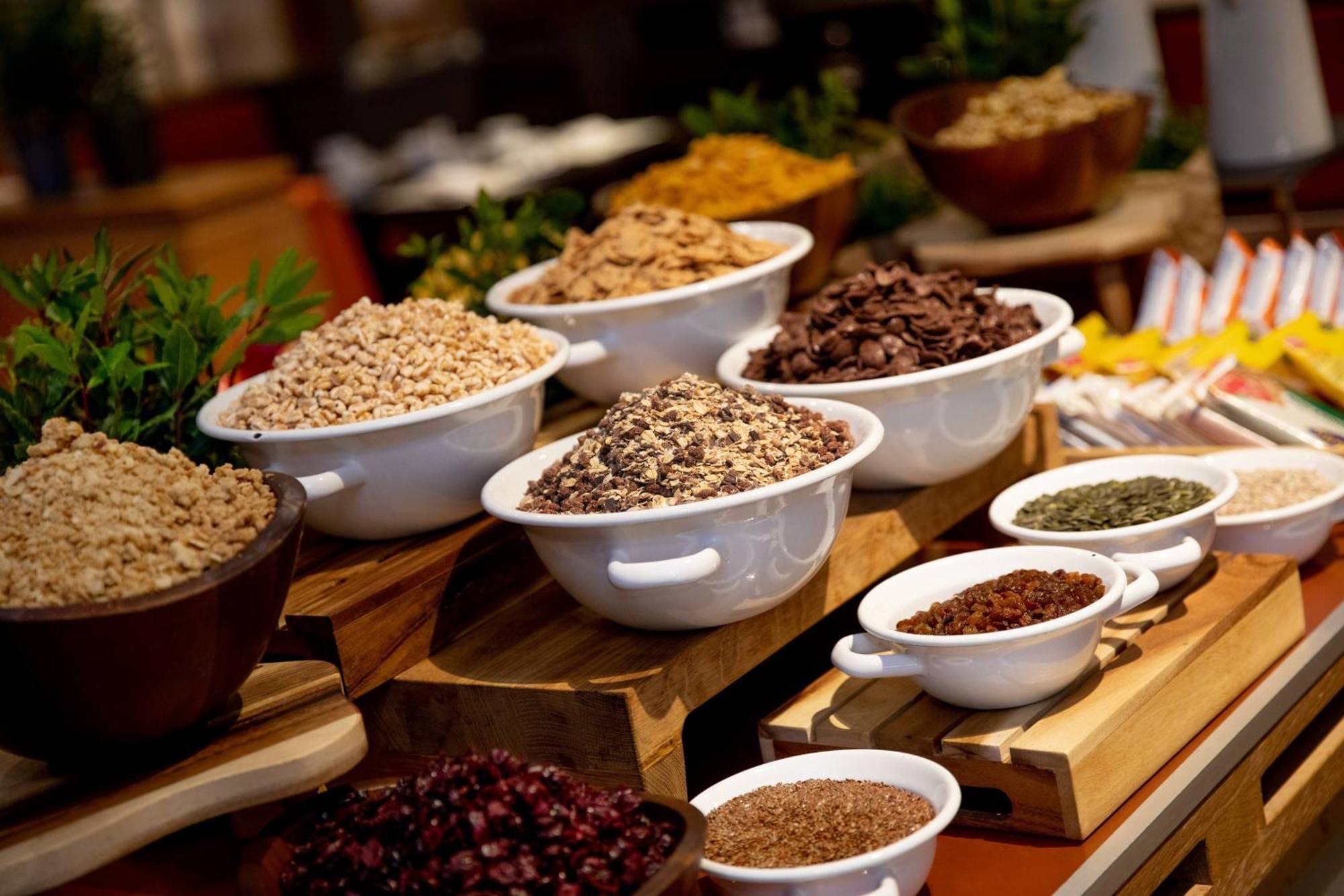 Renaissance Hamburg Hotel Bagian luar foto A selection of breakfast cereals