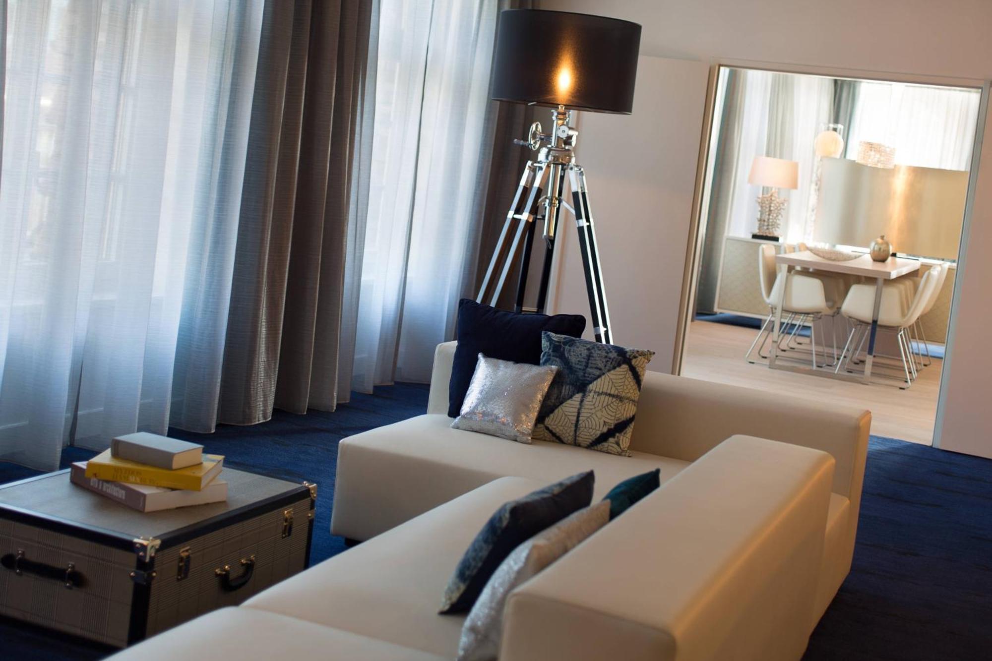 Renaissance Hamburg Hotel Bagian luar foto A suite at the hotel