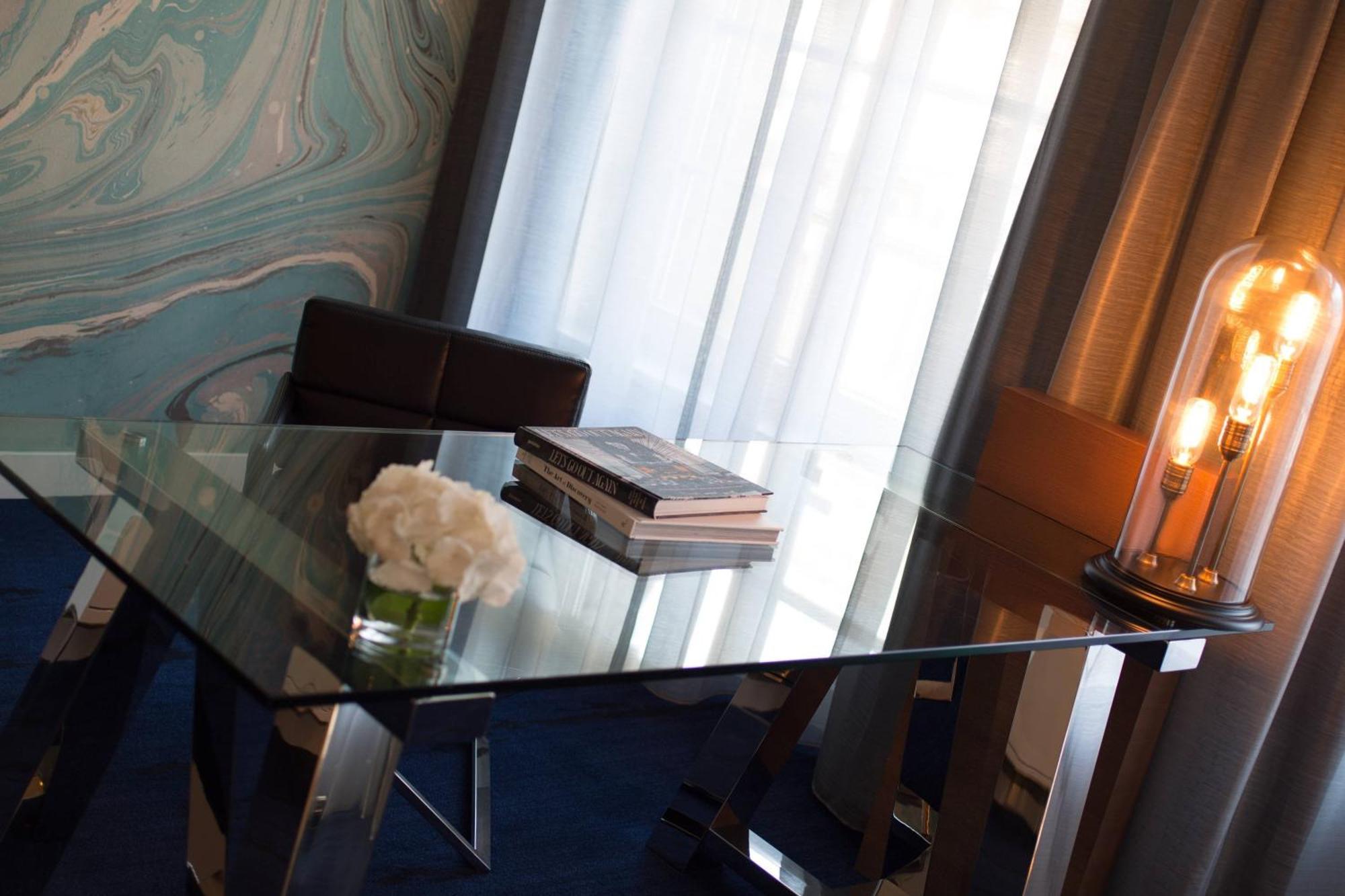 Renaissance Hamburg Hotel Bagian luar foto A glass table