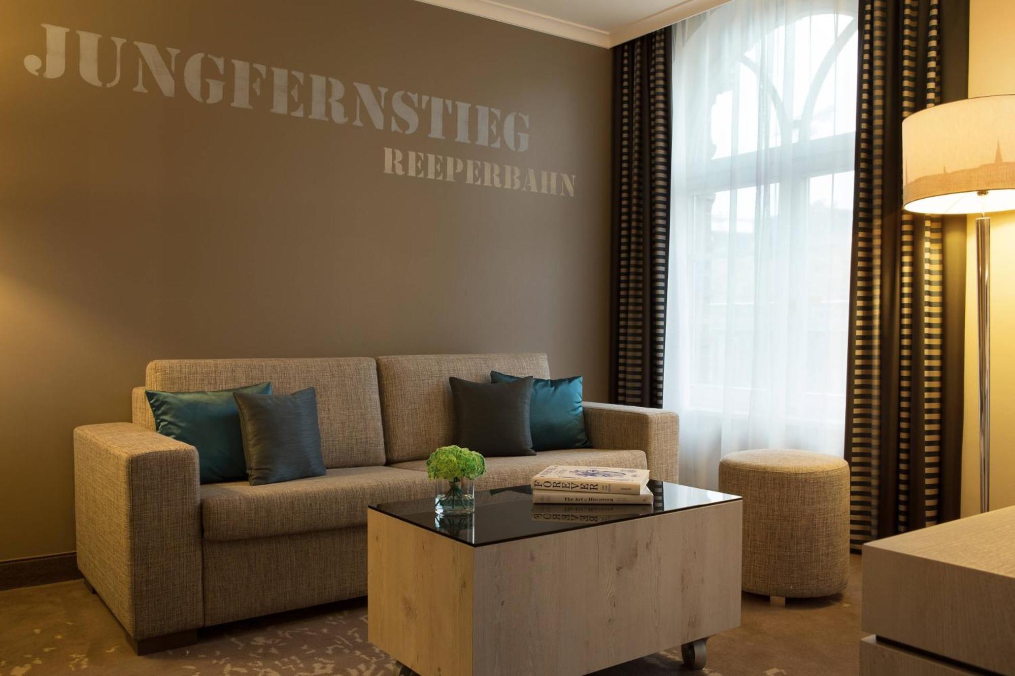 Renaissance Hamburg Hotel Bagian luar foto A suite at the hotel