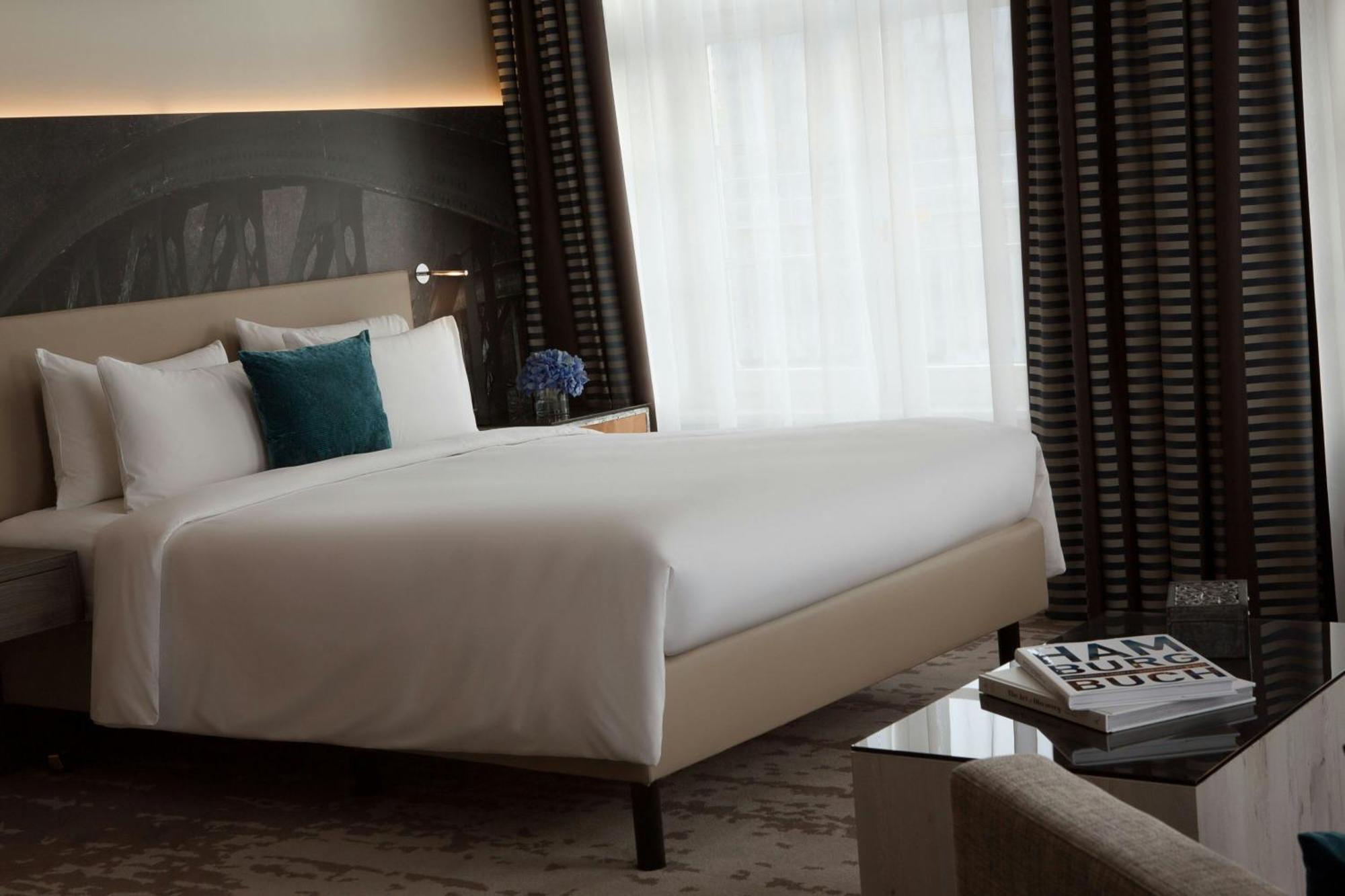 Renaissance Hamburg Hotel Bagian luar foto A bedroom at the hotel