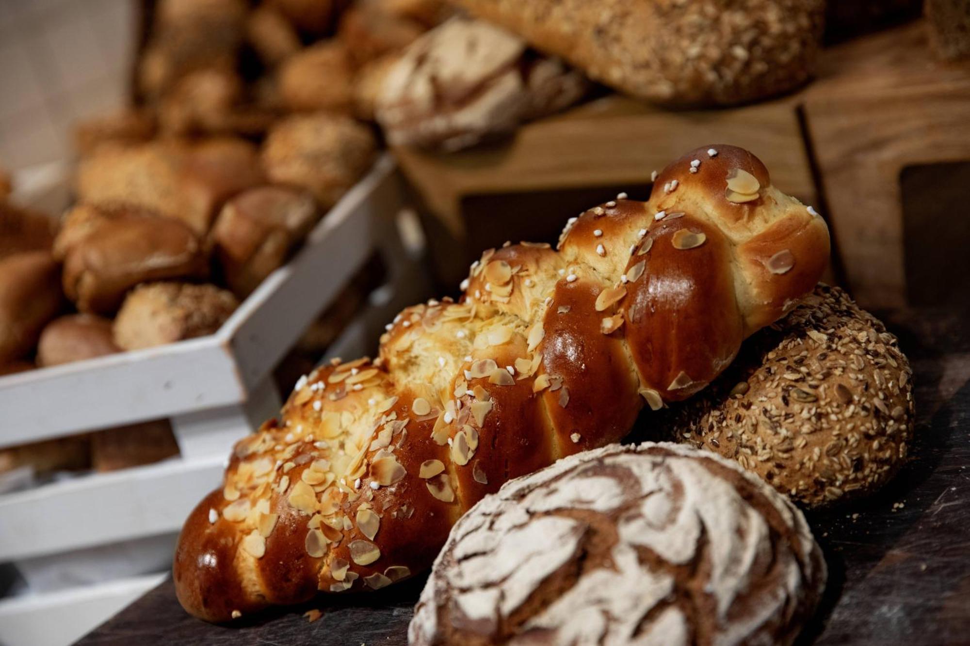Renaissance Hamburg Hotel Bagian luar foto Traditional Greek Easter bread