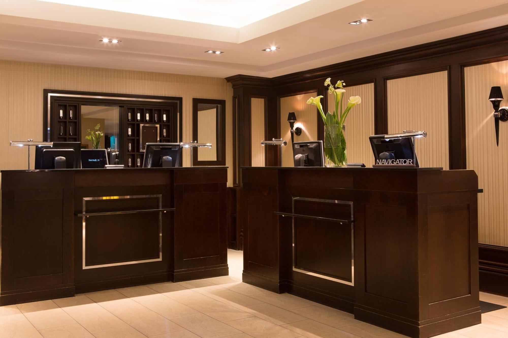 Renaissance Hamburg Hotel Bagian luar foto Reception desk at the hotel