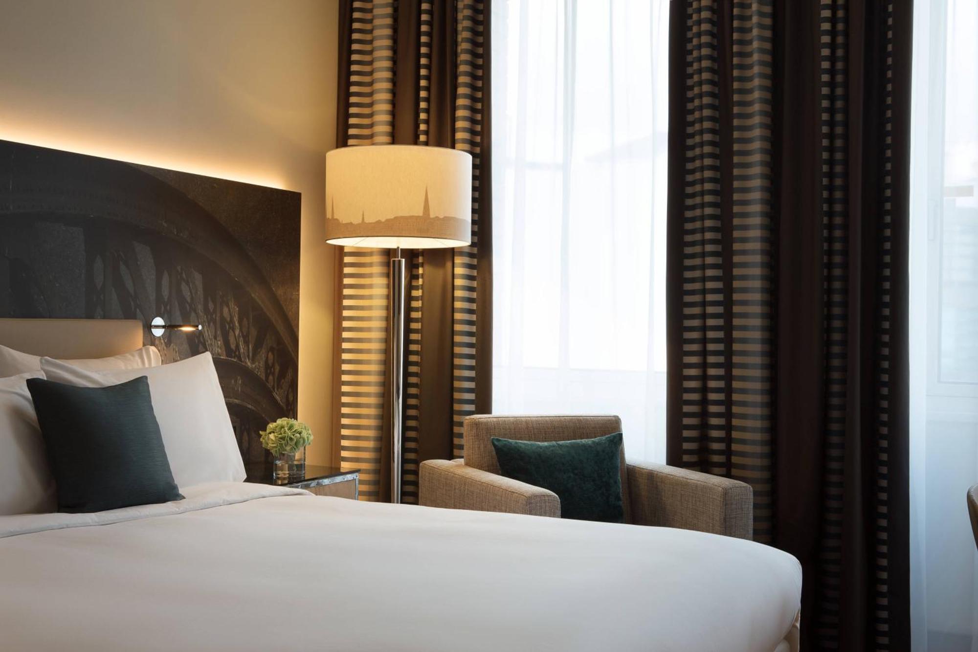 Renaissance Hamburg Hotel Bagian luar foto A room at the hotel