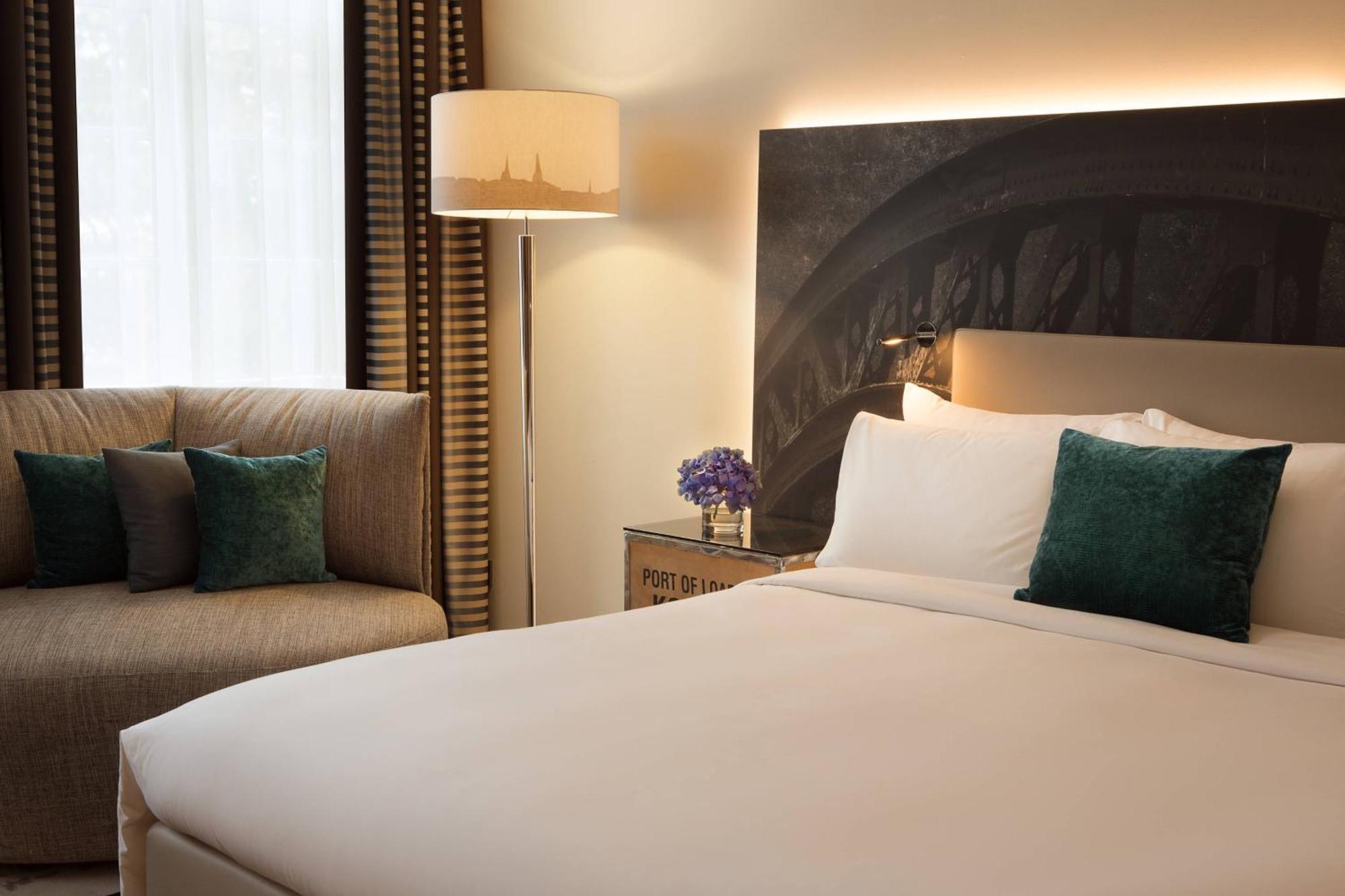 Renaissance Hamburg Hotel Bagian luar foto Deluxe Room