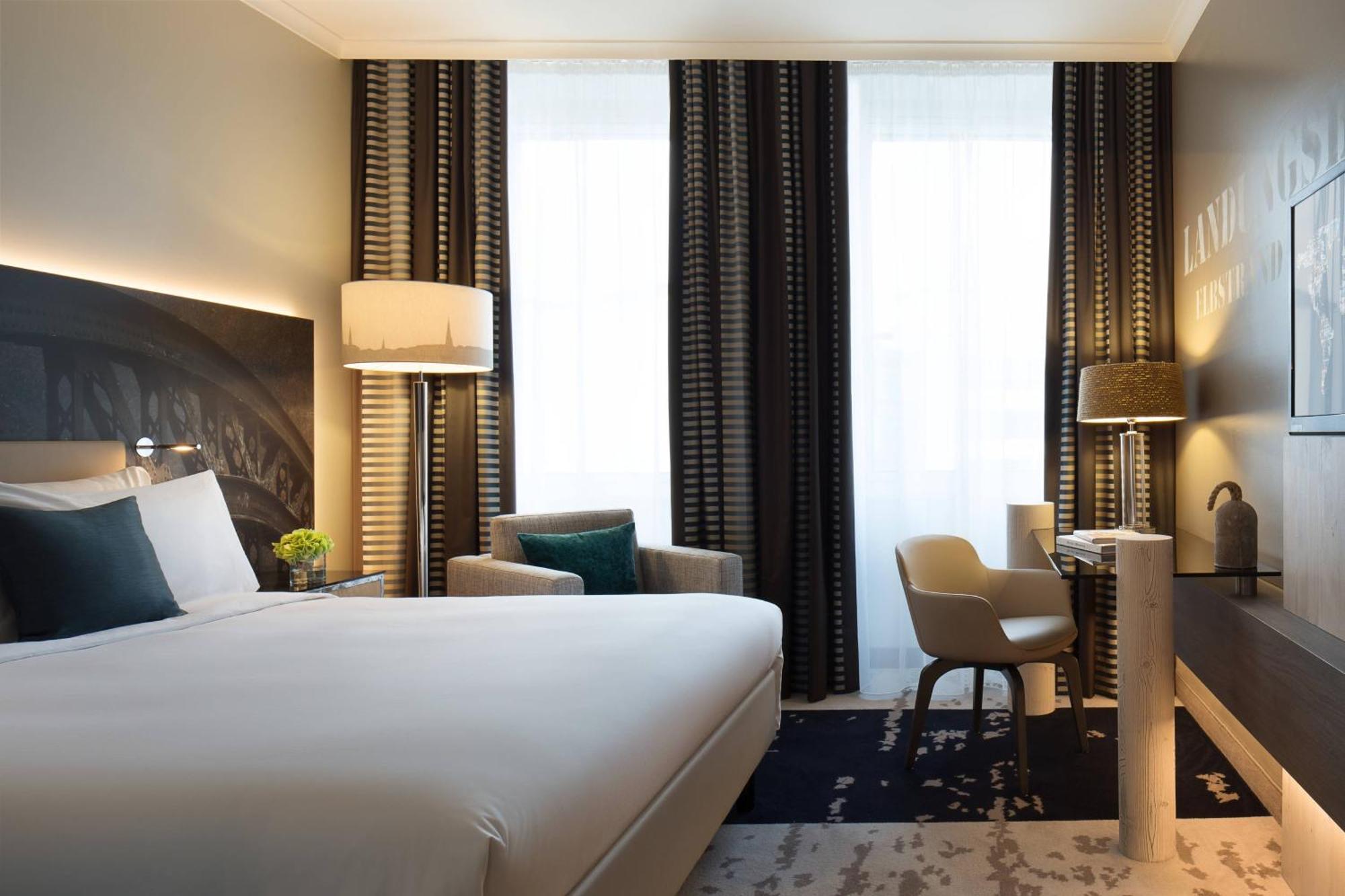 Renaissance Hamburg Hotel Bagian luar foto A room at the hotel
